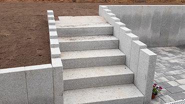 Beton- Naturstein- oder Stahltreppen integrieren wir stilvoll in Ihre Außenanlage.